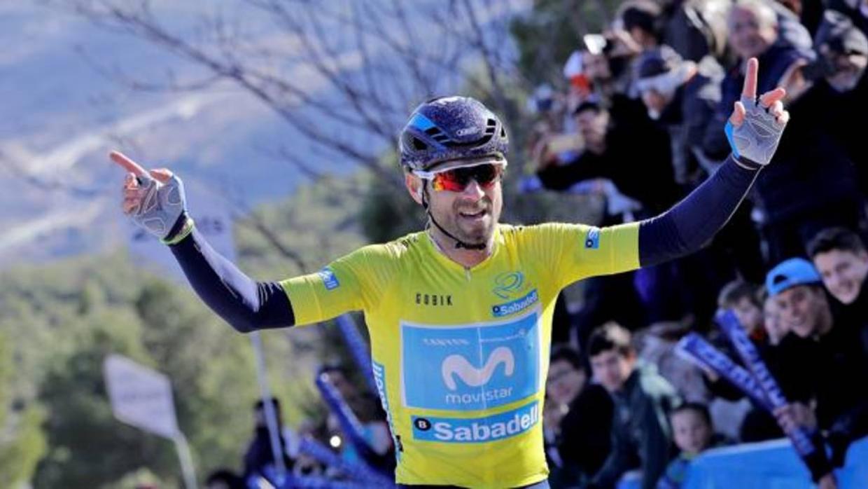Alejandro Valverde alza los brazos en la meta