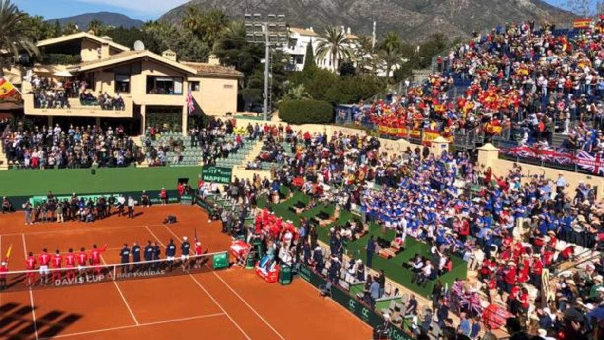 Vista general de la pista marbellí con las aficiones británica y española