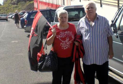 Nebel Acosta junto a su marido en las puertas del Silvestre Carrillo