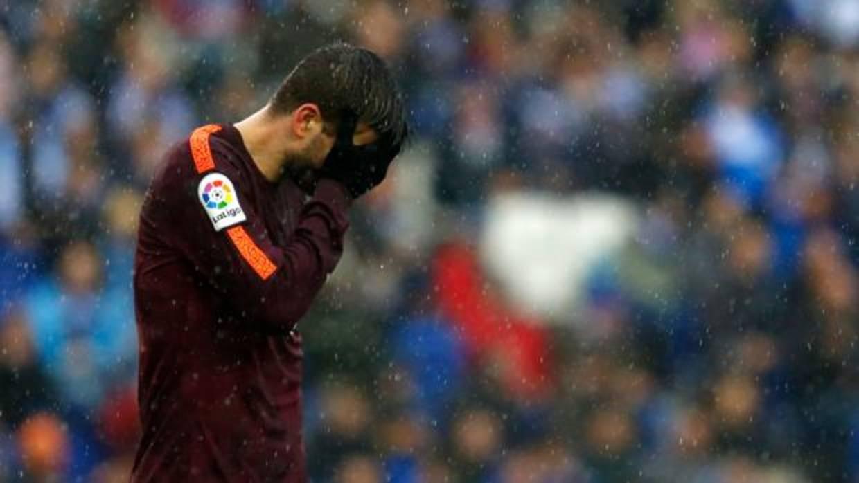 Gerard Piqué durante el partido contar el Español