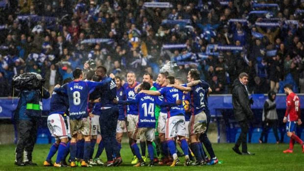 Los jugadores del Oviedo celebran la victoria al término del derbi asturiano
