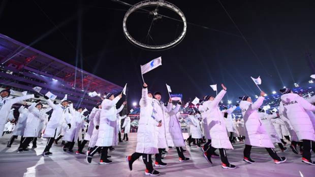 Ls atletas de Corea del Norte y Corea del Sur desfilan juntos en Pyeonchang 2018