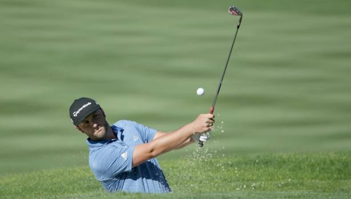 Rahm, a solo tres golpes del líder en Pebble Beach