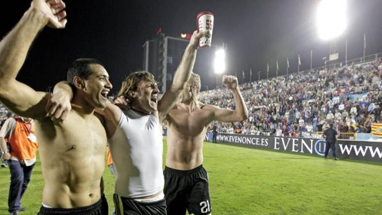 Los jugadores del Zaragoza celebrando la permanencia en el campo del Valencia tras el polémico partido