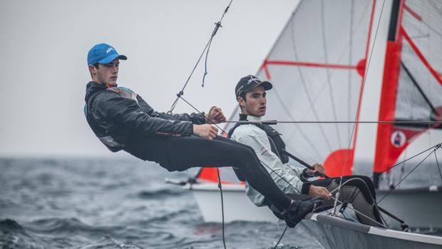 Los franceses Revil y Guevel dan un golpe de efecto en la segunda jornada de la Medsailing de 29er