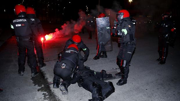 Muere un ertzaina tras los violentos disturbios con ultras del Spartak en Bilbao