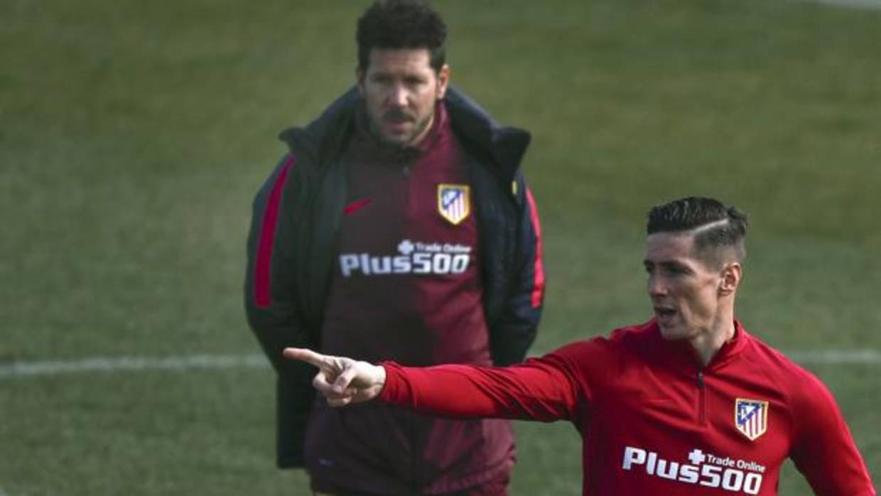 Fernado Torres y Simeone durante un entrenamiento del Atlético