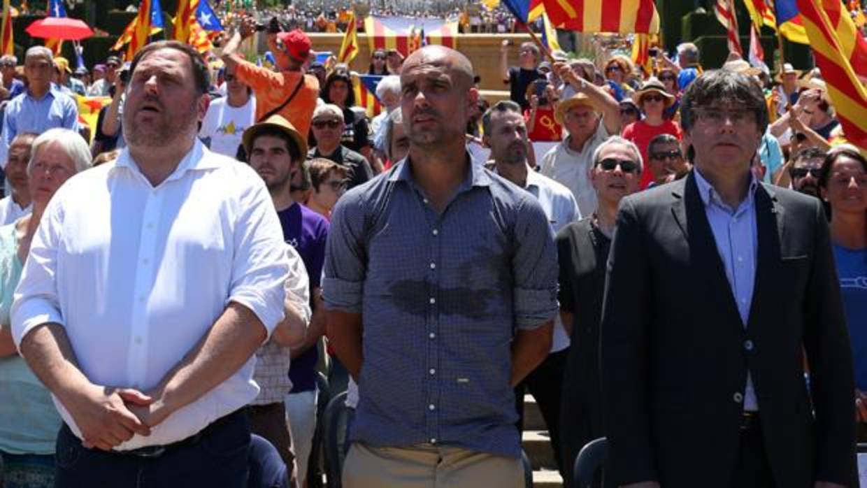 Pep Guardiola, junto a Puigdemont, en un acto en favor de la independencia