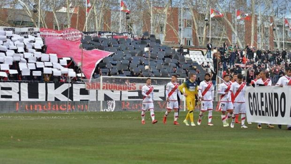 Tifo del la afición del Rayo Vallecano en contra del racismo