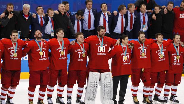 El equipo de hockey de Rusia desafía al COI entonando su himno nacional en la entrega de medallas