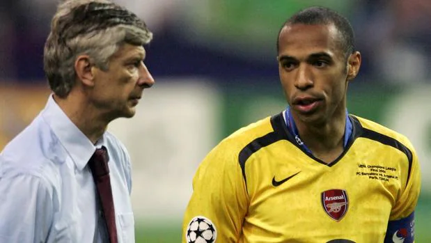Thierry Henry mira al banquillo del Arsenal