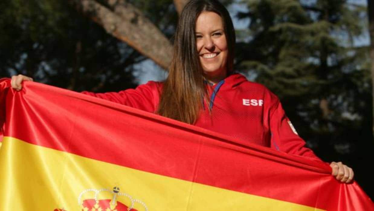 Astrid Fina posa con la bandera española