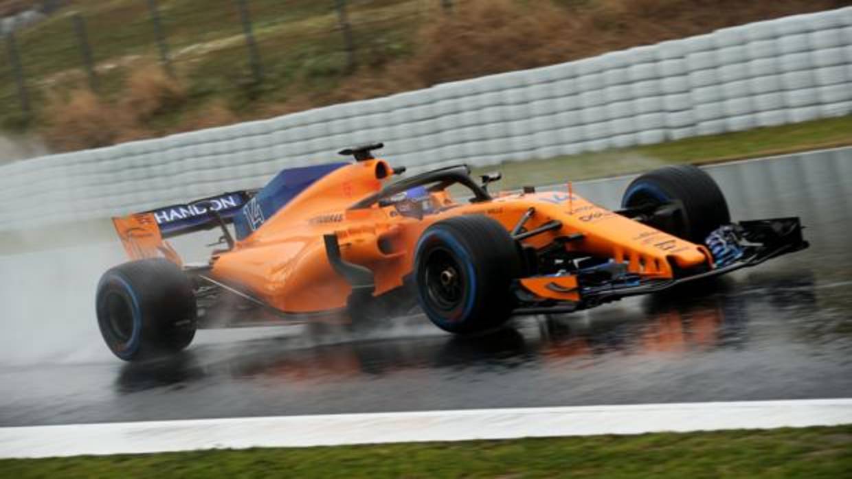 Fernando Alonso desafió al mal tiempo en Montmeló
