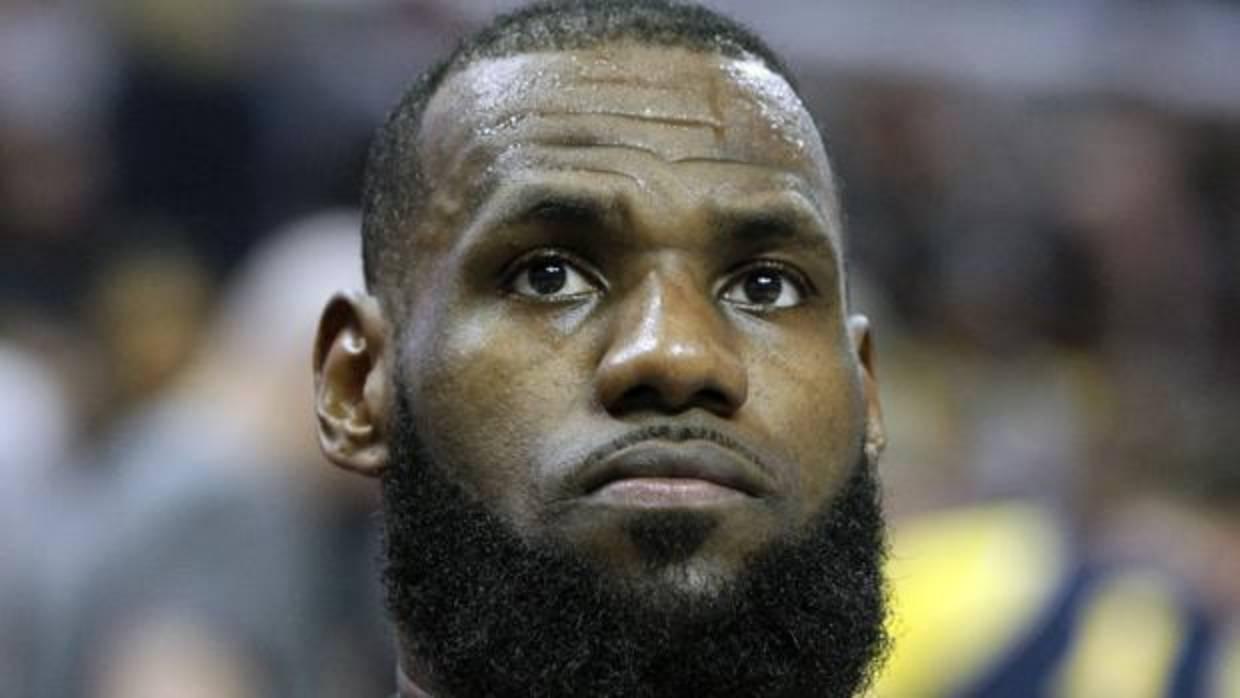 LeBron James durante un partido de la NBA