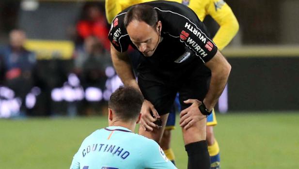 El Barcelona se queja de las decisiones de Mateu Lahoz