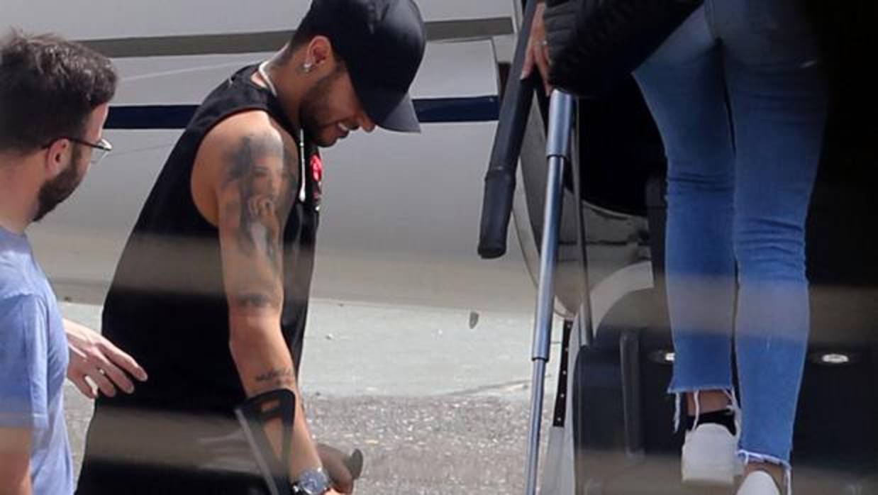 Neymar, a punto de entrar al avión para viajar a Río de Janeiro