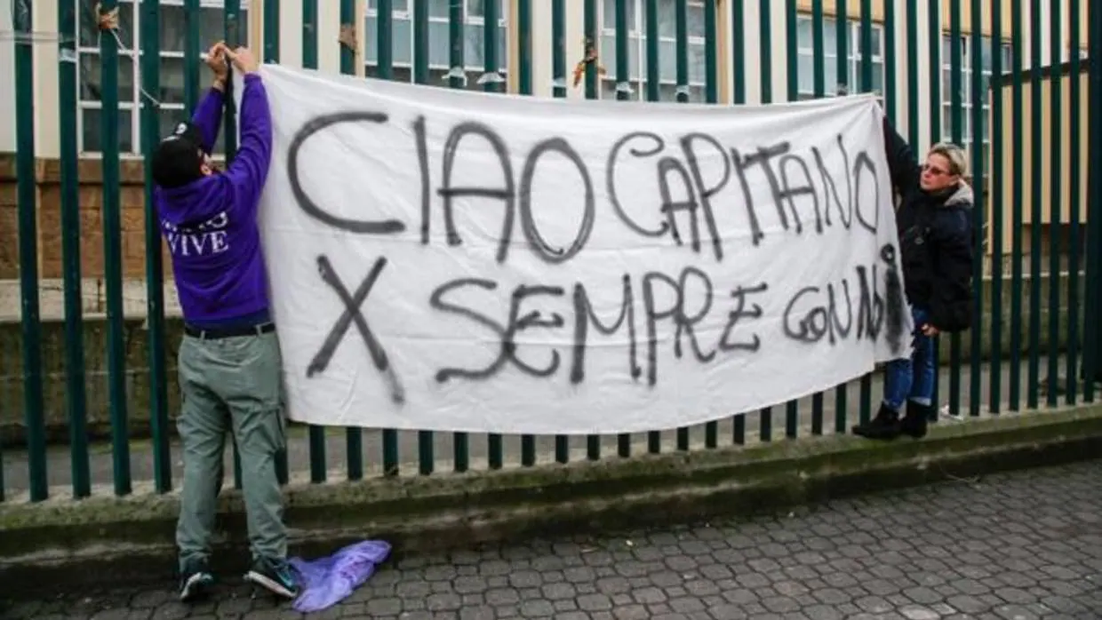 Aficionados del Fiorentina cuelgan una pancarta en recuerdo a Astori