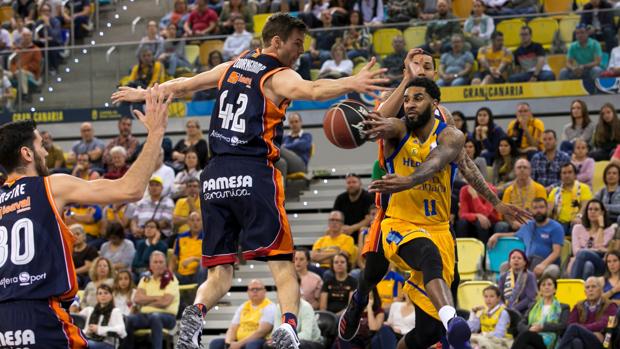 Gran Canaria arrolla a Valencia y presenta su candidatura al play off