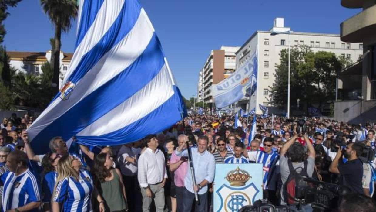 Aficionados del Recreativo de Huelva manifestándose por la viabilidad del club en 2016