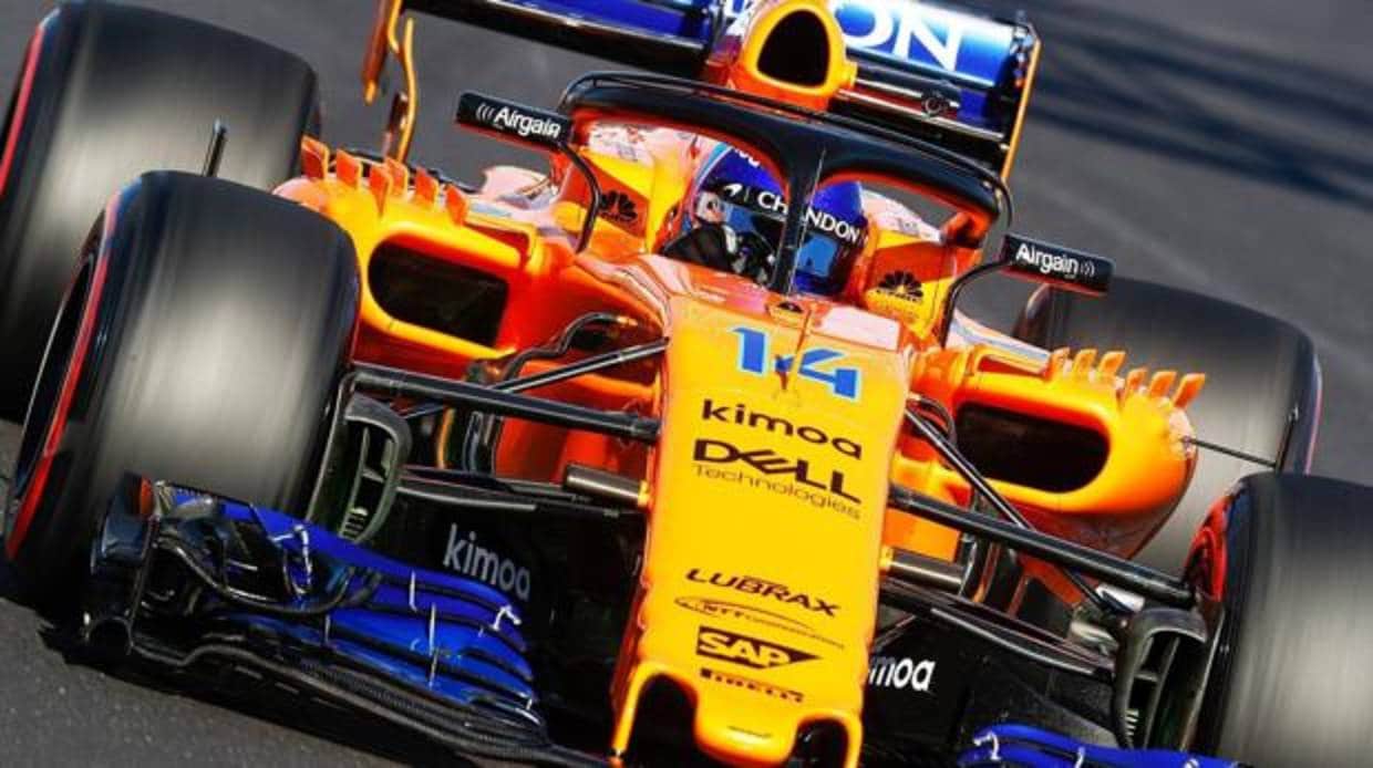 Alonso, junto al McLaren averiado, en la escapatoria de Montmeló