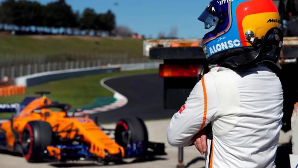 Alonso, de brazos cruzados ante el McLaren