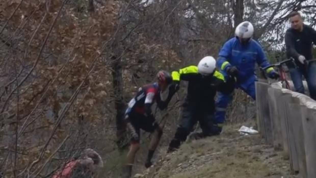 Alessandro de Marchi ha vuelta a la carrera después de ser ayudado tras caer por una ladera