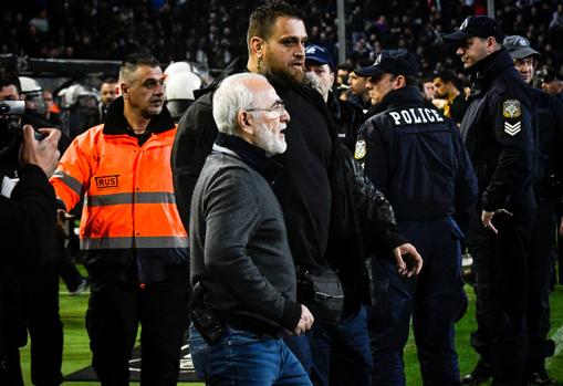 Se suspende el partido del PAOK tras una invasión de campo con su presidente armado al frente