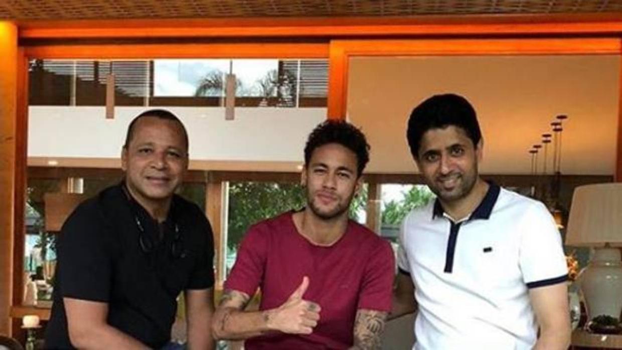 El padre de Neymar, Neymar y Al Khelaifi