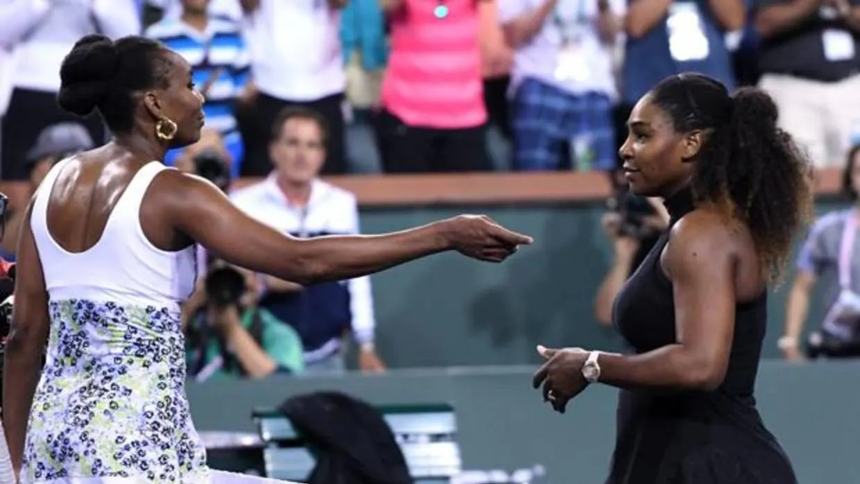 Venus y Serena Williams se saludan al término del partido entre ambas