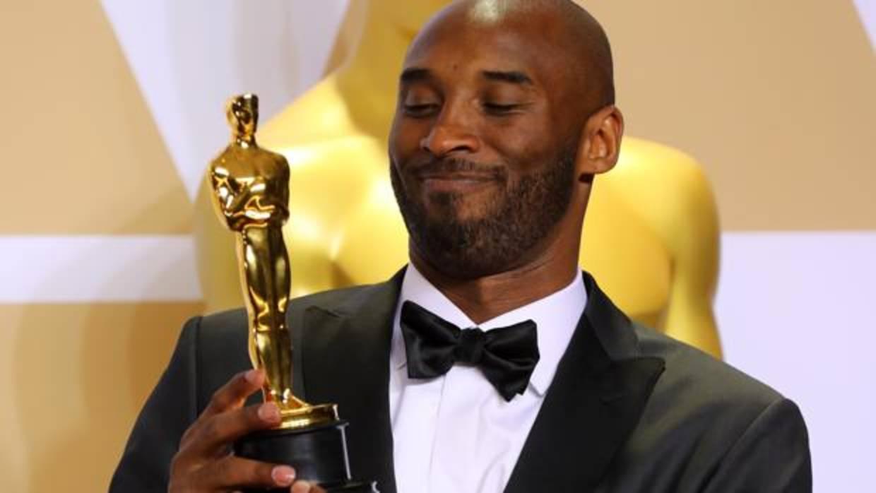 Kobe Bryant posa con el Oscar que ganó en la ceremonia de 2018