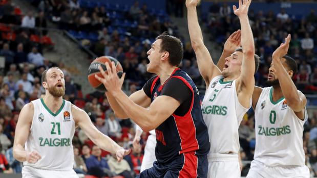 El Baskonia supera al Zalgiris con una gran defensa