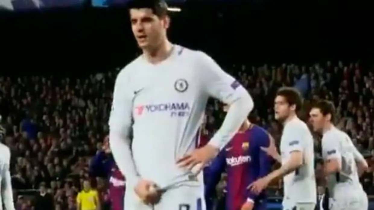 Morata responde a los cánticos del Camp Nou con un desagradable tocamiento