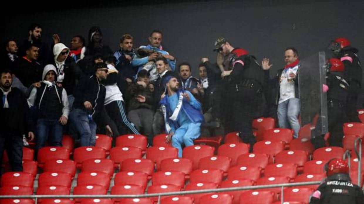 Aficionados del Olympique atacan a dos vigilantes en San Mamés