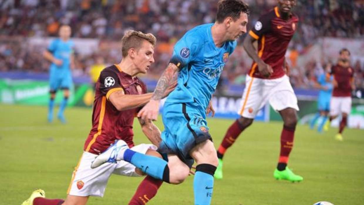 Messi y Digne, que en 2015 jugaba en la Roma, durante el último enfrentamiento entre ambos equipos