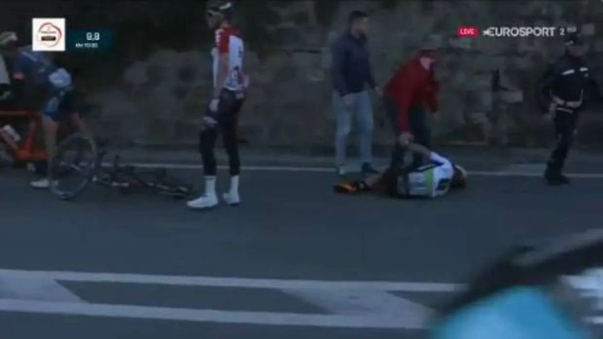 Brutal caída de Mark Cavendish tras chocar con una isleta