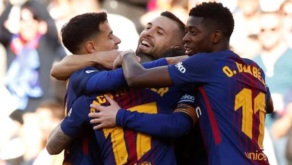 Coutinho, Jordi Alba y Dembélé felicitan a Paco Alcácer tras el gol