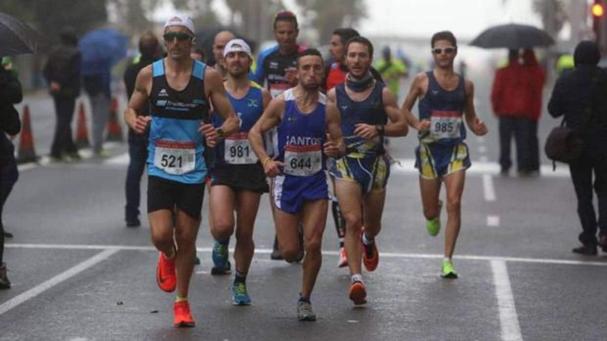 Los corredores llegan a la meta de la Media Maratón Bahía de Cádiz 2018.