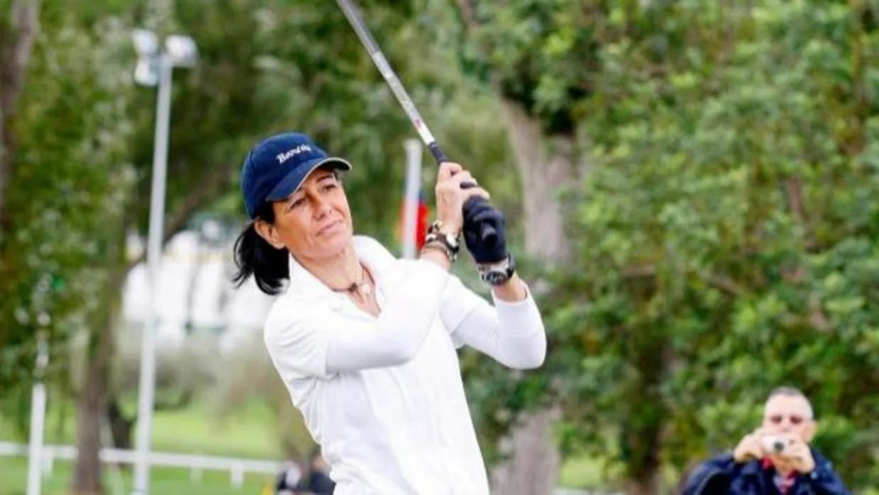Ana Botín , jugando un partido de golf, una de sus aficiones favoritas