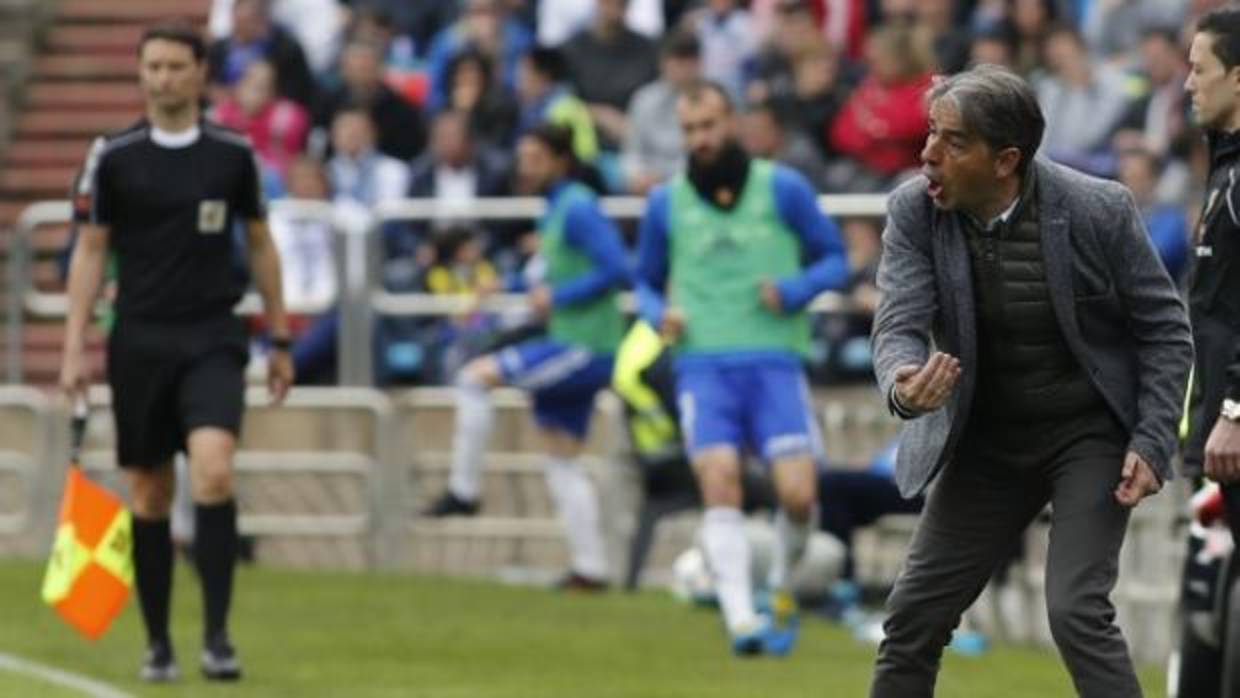 Mikel pelea la pelota con un jugador del Huesca