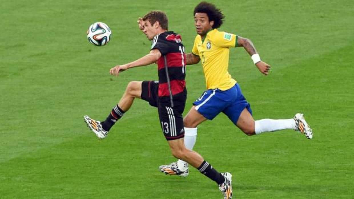 Thomas Müller y Marcelo durante el último Mundial