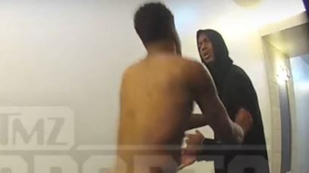 Zay Jones, jugador de la NFL, intenta tirarse desnudo desde un piso 30