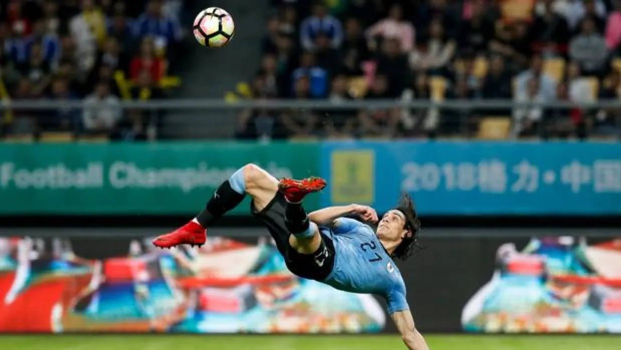Edinson Cavani marca de chilena el segundo gol de Uruguay