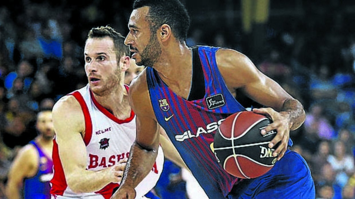 Adam Ahnga y Marcelino Huertas durante un partido entre Barcelona y Baskonia a principio de temporada