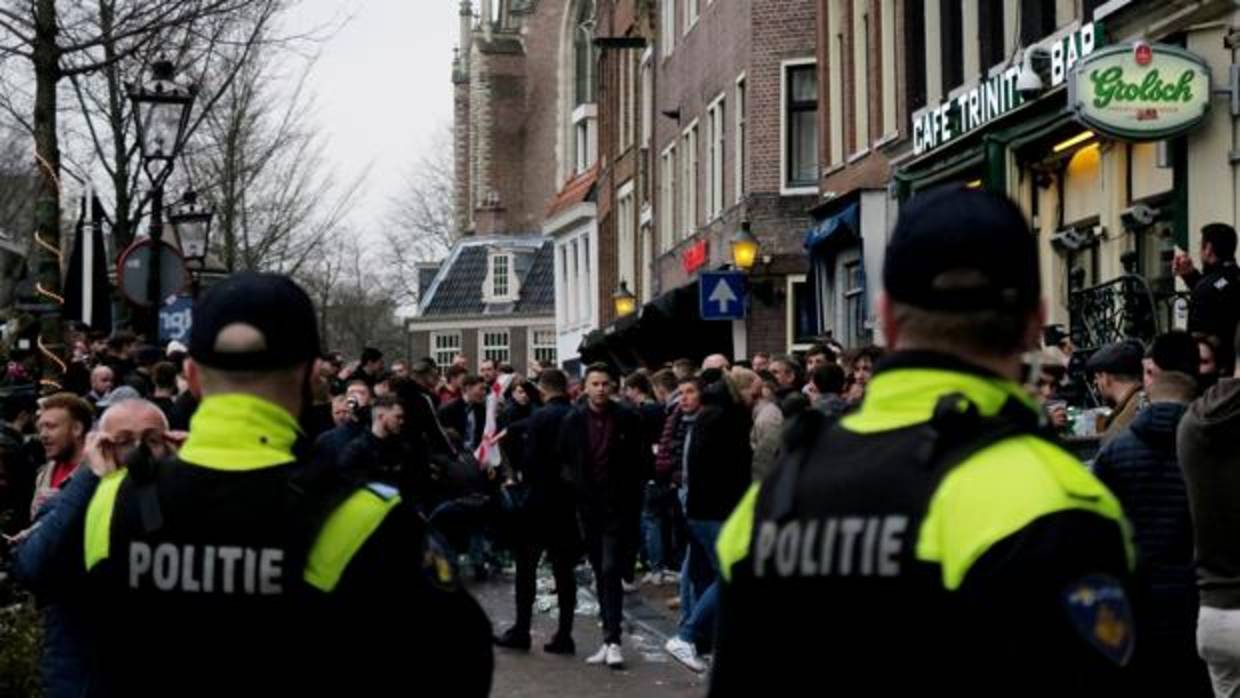 Hinchas ingleses enl as calles de Ámsterdam