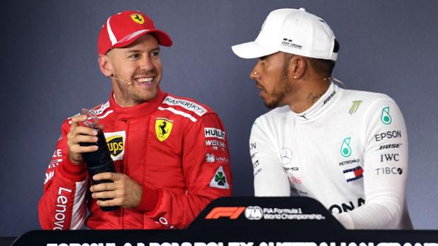 Tenso encontronazo de Sebastian Vettel y Lewis Hamilton en la rueda de prensa