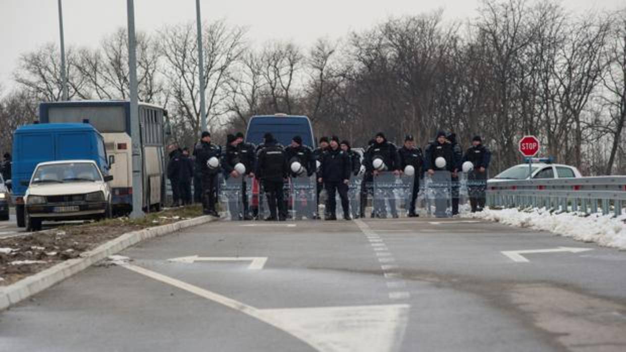 Policías preparados para el partido Serbia-Kosovo