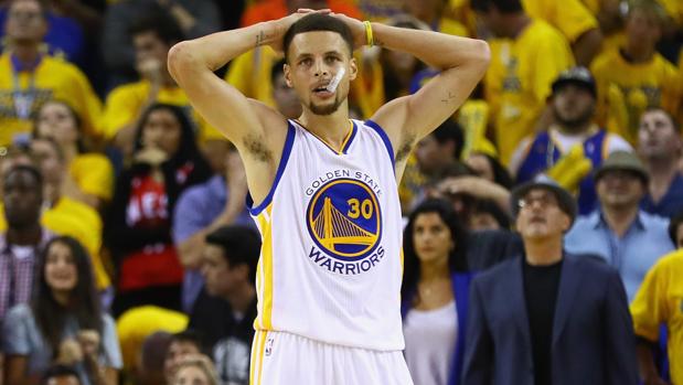 Stephen Curry se lesiona en su regreso