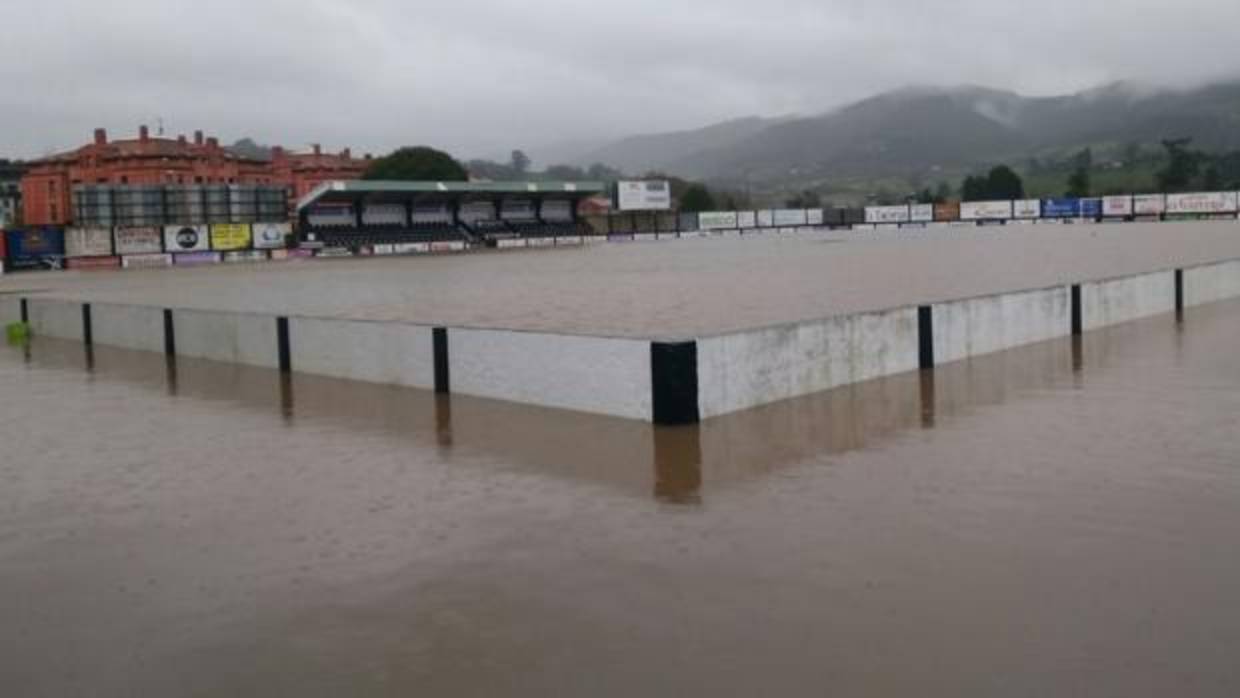 El campo del Lealtad, cubierto por el agua