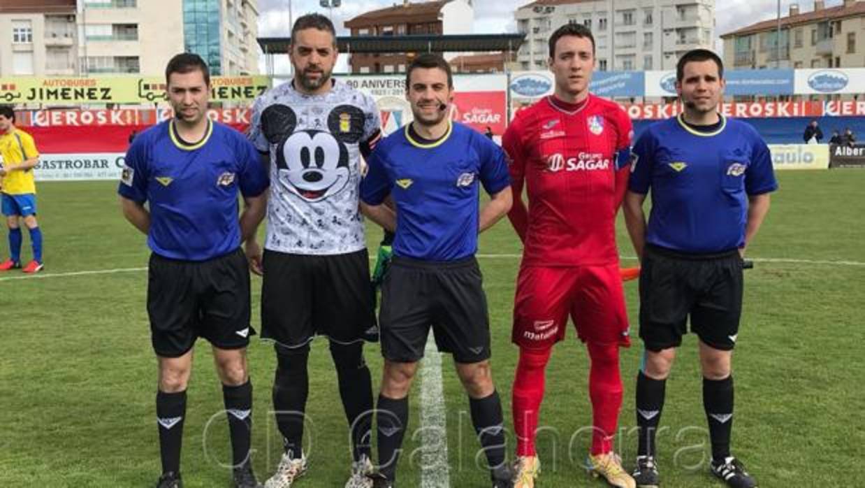 Raúl Almagro, capitán del Calahorra, junto a Joserra, capitán y gaurdameta del Calasancio