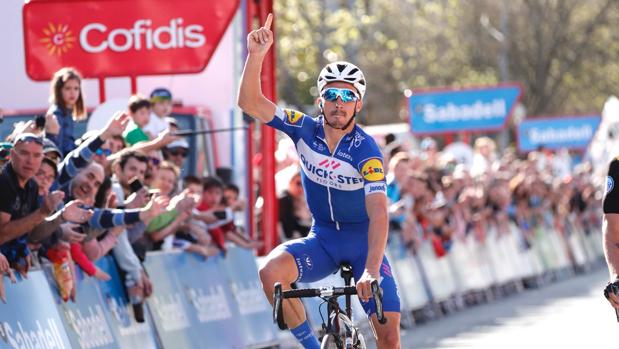 Alaphilippe gana en Zarauz y es el primer líder